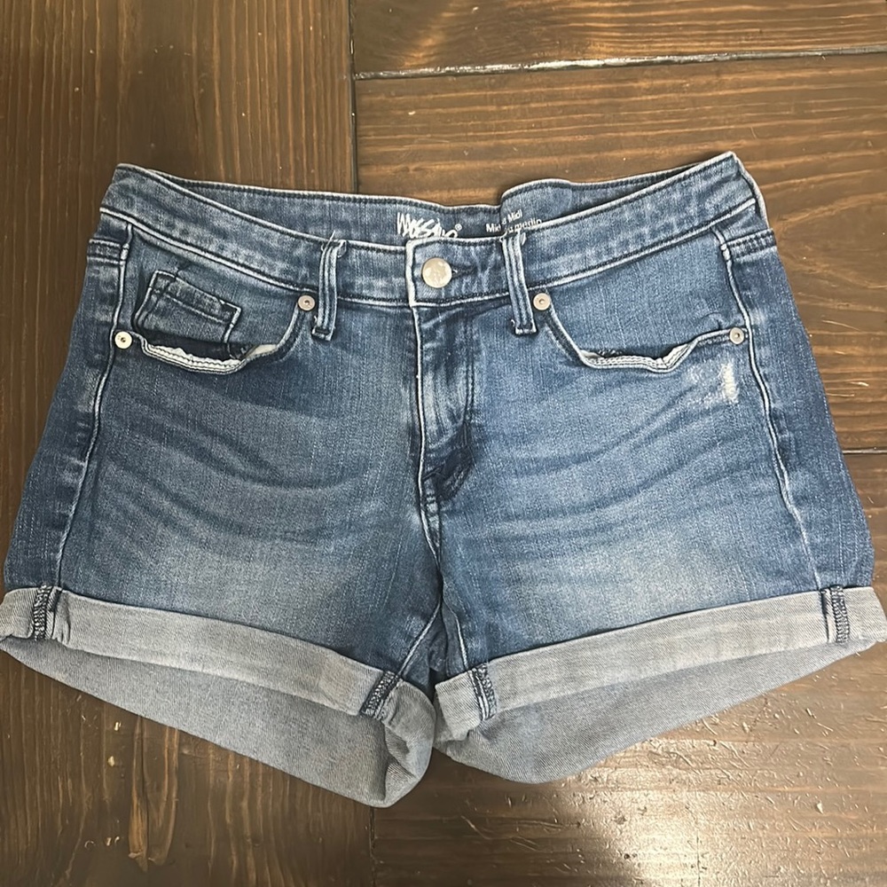 Missimo denim jean shorts. Mid-Rise Midi